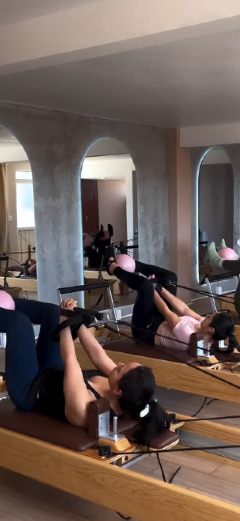 Alumnas entrenando en los reformers del estudio de Moon Pilates.